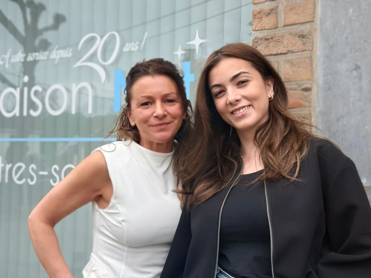Équipe Maison'Net devant l'agence de Genval